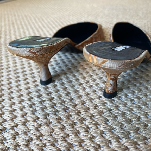 Oscar De La Renta Brocade Kitten Heel Mules Vintage Gold Floral Pointed 39/9 - Picture 6 of 9